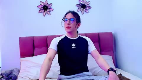 Snapshot of snowyx_ chatting on 09-24-25, 07:17 Snowyx online show from 09-24-25, 07:17