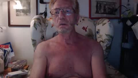 Snapshot of so_erotic_sub chatting on 10-22-25, 04:35 ImYourBitch online show from 10-22-25, 04:35