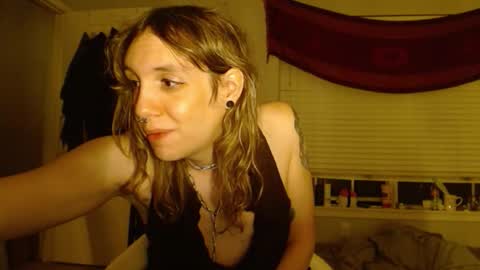 Snapshot of soffpurr chatting on 10-31-25, 08:15 Lilytea online show from 10-31-25, 08:15