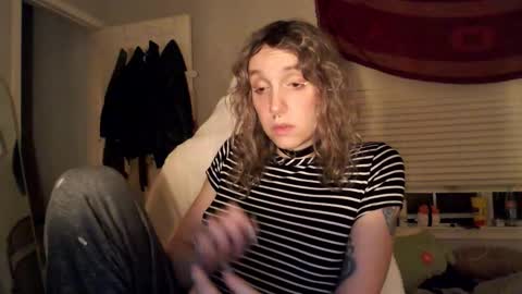 Snapshot of soffpurr chatting on 11-10-25, 02:21 Lilytea online show from 11-10-25, 02:21