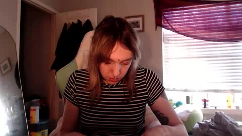 Snapshot of soffpurr chatting on 11-10-25, 09:58 Lilytea online show from 11-10-25, 09:58