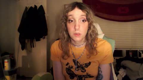 Snapshot of soffpurr chatting on 11-14-25, 05:06 Lilytea online show from 11-14-25, 05:06