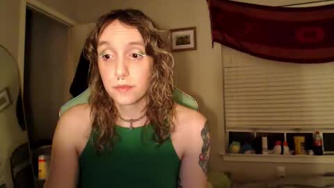 Snapshot of soffpurr chatting on 11-17-25, 12:27 Lilytea online show from 11-17-25, 12:27