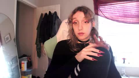 Snapshot of soffpurr chatting on 11-19-25, 09:48 Lilytea online show from 11-19-25, 09:48