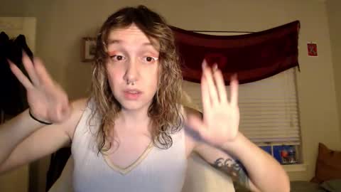 Snapshot of soffpurr chatting on 11-30-25, 11:31 Lilytea online show from 11-30-25, 11:31