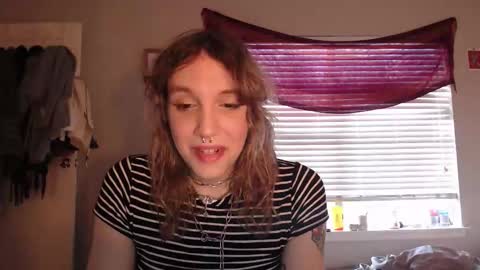 Snapshot of soffpurr chatting on 12-02-25, 09:21 Lilytea online show from 12-02-25, 09:21