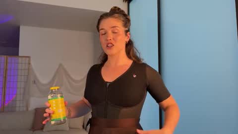 Snapshot of sofftrose chatting on 10-27-25, 07:40 Julia    online show from 10-27-25, 07:40