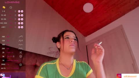 Snapshot of sofi_blossom chatting on 03-09-25, 12:00 Sofi Blossom online show from 03-09-25, 12:00