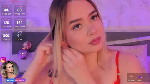 Snapshot of sofia_pamela_ chatting on 04-22-26, 06:42 online show from 04-22-26, 06:42
