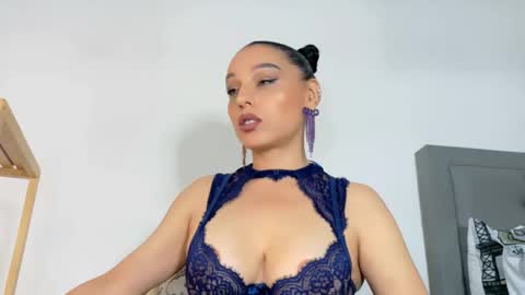 Snapshot of sofia_swett_03 chatting on 06-08-26, 03:07 laura online show from 06-08-26, 03:07