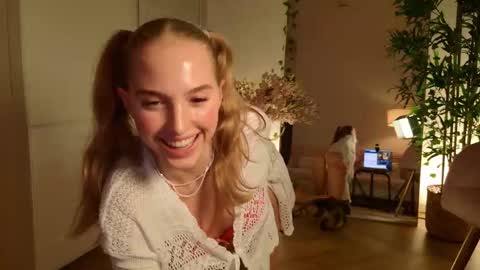 Snapshot of sofiaaaxoxoxo chatting on 10-28-25, 04:53 Sofia online show from 10-28-25, 04:53