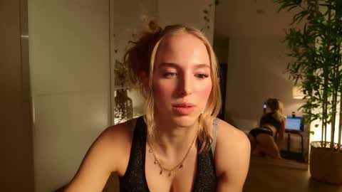 Snapshot of sofiaaaxoxoxo chatting on 11-24-25, 05:45 Sofia online show from 11-24-25, 05:45