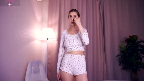 Hi My name is Sofia Welcome to my room Please thumbs up - its important online show from 09-29-25, 06:29