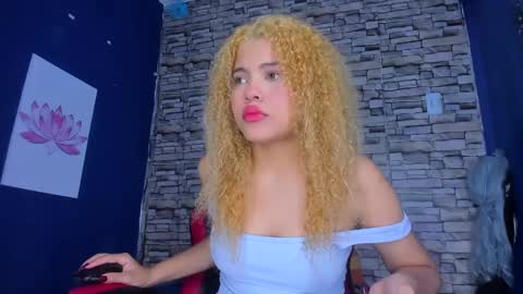 Snapshot of sofiacastillo01 chatting on 02-18-25, 01:00 sofiacastillo01 online show from 02-18-25, 01:00
