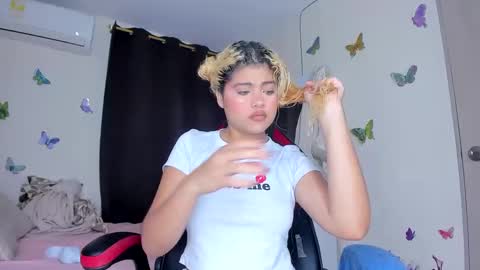 Snapshot of sofiacastillo01 chatting on 09-21-25, 01:35 sofiacastillo01 online show from 09-21-25, 01:35