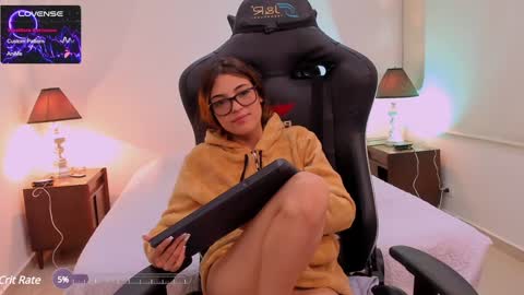 Snapshot of sofiarouge_ chatting on 01-31-25, 12:50 Sofia Help me reach 5K followers online show from 01-31-25, 12:50