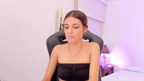 Snapshot of sofiarouge_ chatting on 02-20-25, 08:14 Sofia Help me reach 5K followers online show from 02-20-25, 08:14