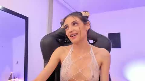 Snapshot of sofiarouge_ chatting on 09-30-25, 08:58 Sofia Help me reach 5K followers online show from 09-30-25, 08:58