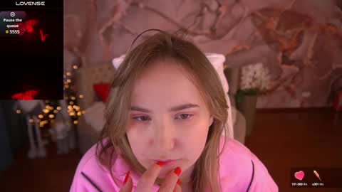 Snapshot of sofiebloom chatting on 01-19-25, 12:17 Sofie online show from 01-19-25, 12:17