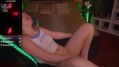 Snapshot of sofiebloom chatting on 02-05-25, 04:16 Sofie online show from 02-05-25, 04:16