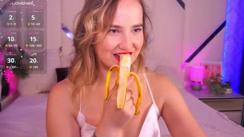 Snapshot of sofiebloom chatting on 10-09-25, 07:45 Sofie online show from 10-09-25, 07:45