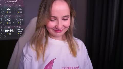 Snapshot of sofiebloom chatting on 10-22-25, 08:19 Sofie online show from 10-22-25, 08:19