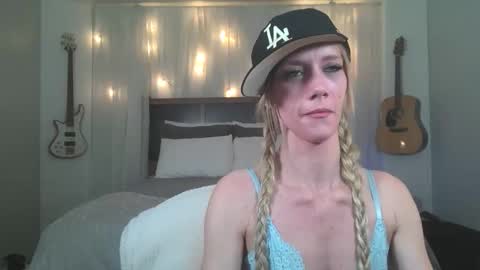 Snapshot of sofiking13 chatting on 04-05-26, 04:15 Sofi King online show from 04-05-26, 04:15