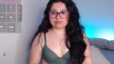 Snapshot of sofix_ chatting on 11-17-25, 08:14 Lau online show from 11-17-25, 08:14