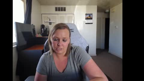 Snapshot of softerpeaches chatting on 09-11-25, 07:25 Rose online show from 09-11-25, 07:25