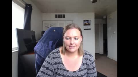 Snapshot of softerpeaches chatting on 09-30-25, 07:30 Rose online show from 09-30-25, 07:30