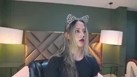 Snapshot of sophia_loreenn chatting on 10-29-25, 12:18 Sofia online show from 10-29-25, 12:18