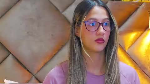 Snapshot of sophia_loreenn chatting on 12-14-25, 04:23 Sofia online show from 12-14-25, 04:23