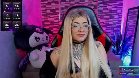 Snapshot of sophiaa_cherry chatting on 12-23-25, 05:49 Sophia online show from 12-23-25, 05:49