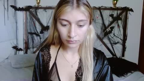 Snapshot of sophiaalee chatting on 10-25-25, 10:48 SophiaLee online show from 10-25-25, 10:48