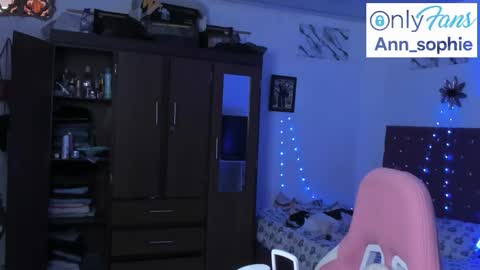 Snapshot of sophie_dolly_ chatting on 10-27-25, 06:56 sophie doll online show from 10-27-25, 06:56