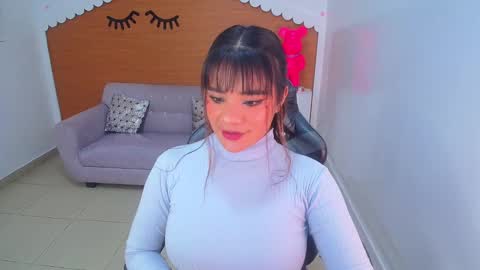 Snapshot of sophie_t_ chatting on 02-14-25, 11:21 Sofia online show from 02-14-25, 11:21