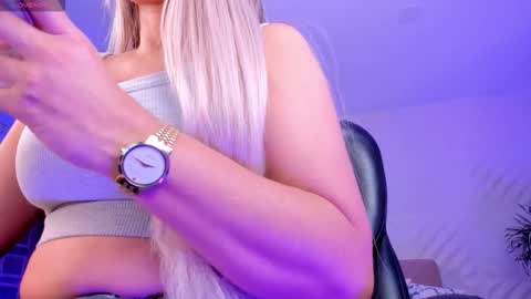 Snapshot of sophiebarnett_ chatting on 11-24-25, 01:27 Sophie online show from 11-24-25, 01:27