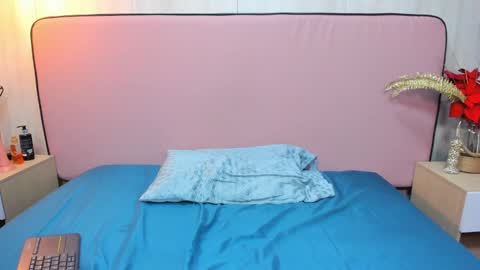 Snapshot of sophiebenson_ chatting on 01-23-25, 10:54 Sophie online show from 01-23-25, 10:54