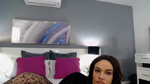 Snapshot of sophiejoulia chatting on 01-17-25, 10:23 Sophie online show from 01-17-25, 10:23