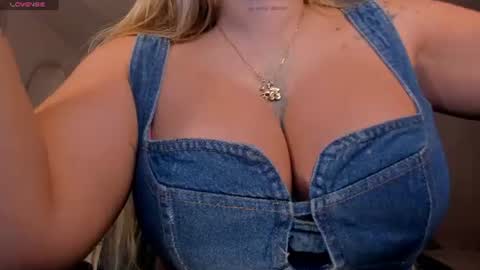 Snapshot of sophiepalmerx chatting on 06-15-26, 12:29 Sophie Palmer online show from 06-15-26, 12:29