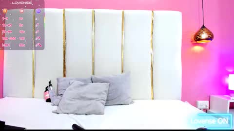 Snapshot of sophieyenki chatting on 11-23-25, 01:38 SOPHIE online show from 11-23-25, 01:38