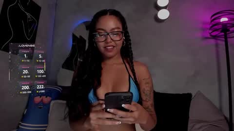 Snapshot of sophiierobertss_ chatting on 11-21-25, 05:22 Dani online show from 11-21-25, 05:22