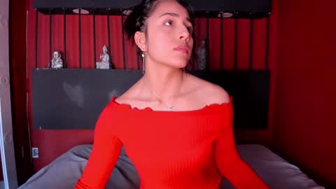 Snapshot of sophy_smilesweet chatting on 02-12-25, 12:01 SOPHY ROGERS online show from 02-12-25, 12:01