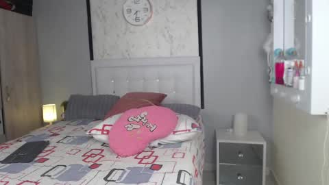 Snapshot of sopphiefox chatting on 12-19-24, 01:39 Sofia online show from 12-19-24, 01:39