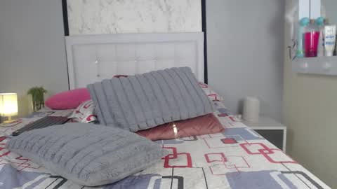 Snapshot of sopphiefox chatting on 12-20-24, 04:14 Sofia online show from 12-20-24, 04:14