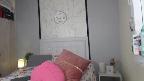 Snapshot of sopphiefox chatting on 01-25-25, 12:48 Sofia online show from 01-25-25, 12:48
