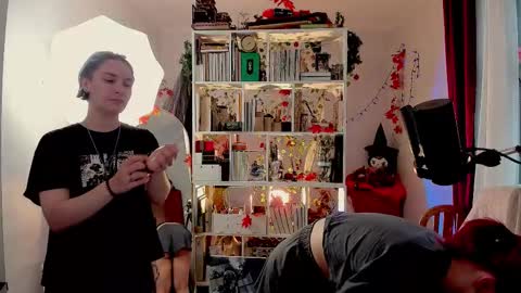 Leah online show from 11-04-25, 01:43