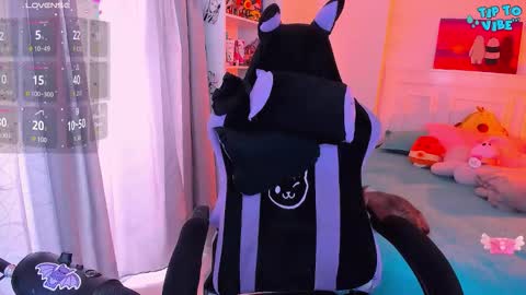 Lili online show from 11-18-25, 09:19