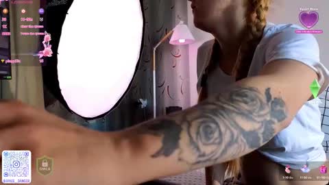 Snapshot of space_danger chatting on 09-10-25, 01:00 space danger online show from 09-10-25, 01:00