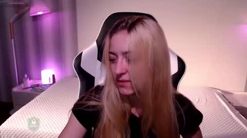 Snapshot of space_danger chatting on 12-15-25, 06:17 space danger online show from 12-15-25, 06:17